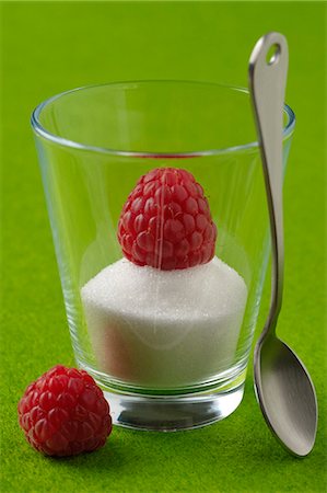 simsearch:652-03803428,k - White sugar and raspberry in a glass Foto de stock - Sin royalties Premium, Código: 652-03802396