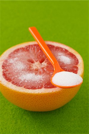 Rosa Grapefruit mit Zucker Stockbilder - Premium RF Lizenzfrei, Bildnummer: 652-03802405