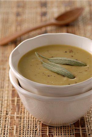 simsearch:652-03802467,k - Cream of green vegetable soup Foto de stock - Sin royalties Premium, Código: 652-03802467