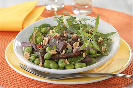 simsearch:652-03802192,k - Thinly sliced beef with peanuts and broad beans Foto de stock - Sin royalties Premium, Código: 652-03802490