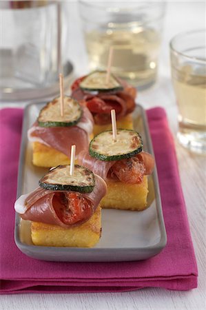 simsearch:652-03801855,k - Bite-size polenta appetizers Foto de stock - Sin royalties Premium, Código: 652-03802508