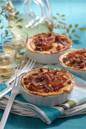 simsearch:652-03802357,k - Individual quiches Stock Photo - Premium Royalty-Free, Code: 652-03802510