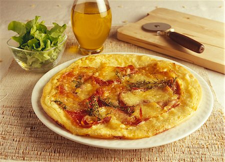 simsearch:652-03800889,k - Mozzarella, jambon cru et crème pizza Photographie de stock - Premium Libres de Droits, Code: 652-03802528