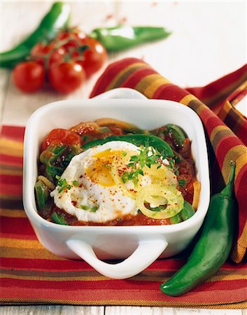 fried egg and pepper - Piperade with fried eggs Foto de stock - Sin royalties Premium, Código: 652-03802567