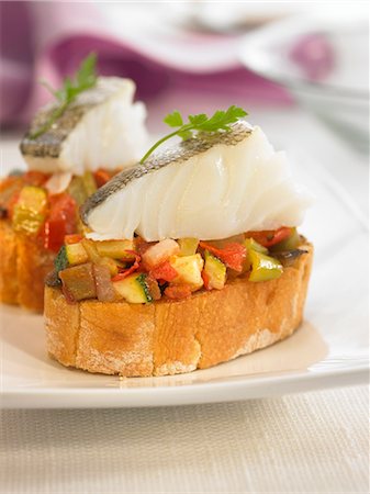 simsearch:652-03800443,k - Cod and vegetable Sanfaina on a bite-size slice of bread Foto de stock - Sin royalties Premium, Código: 652-03802579