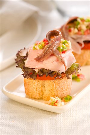 simsearch:652-03802642,k - York ham,anchovy and egg French dressing on a bite-size slice of bread Foto de stock - Sin royalties Premium, Código: 652-03802571