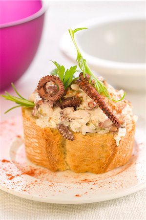 simsearch:652-03802584,k - Octopus and capers on a bite-size slice of bread Foto de stock - Sin royalties Premium, Código: 652-03802588