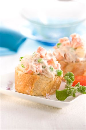 simsearch:652-03802584,k - Russian salad on a bite-size slice of bread Foto de stock - Sin royalties Premium, Código: 652-03802591