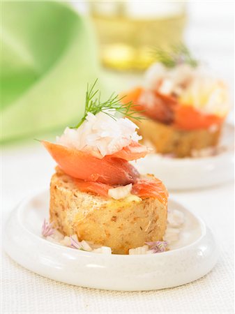 simsearch:652-03802624,k - Salmon and onion on a bite-size slice of bread Foto de stock - Sin royalties Premium, Código: 652-03802593