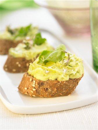 simsearch:652-03802631,k - Cream of avocado with herbs on a bite-size slice of bread Foto de stock - Sin royalties Premium, Código: 652-03802606