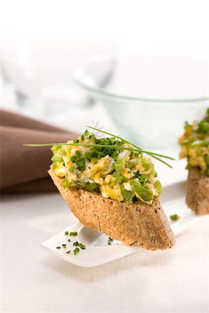 simsearch:652-03802624,k - Scrambled eggs and green peppers on a bite-size slice of bread Foto de stock - Sin royalties Premium, Código: 652-03802618