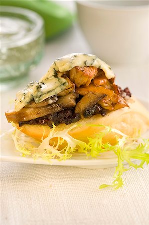 simsearch:652-03802583,k - Blood sausage,mushrooms and roquefort on a bite-size slice of bread Stock Photo - Premium Royalty-Free, Code: 652-03802625