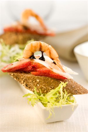 simsearch:652-03802607,k - Cod Carpaccio,shrimp and strawberries on a bite-size slice of bread Foto de stock - Sin royalties Premium, Código: 652-03802627