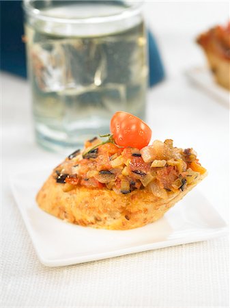 simsearch:652-03802623,k - Eggplant caviar on a bite-size slice of bread Foto de stock - Sin royalties Premium, Código: 652-03802628