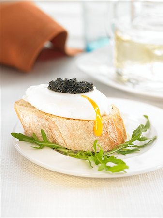 simsearch:652-03802631,k - Poached egg and caviar on a bite-size slice of bread Foto de stock - Sin royalties Premium, Código: 652-03802621