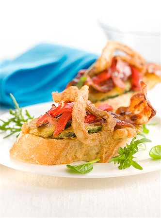 simsearch:652-03802623,k - Bacon,zucchinis and onions on a bite-size slice of bread Foto de stock - Sin royalties Premium, Código: 652-03802623