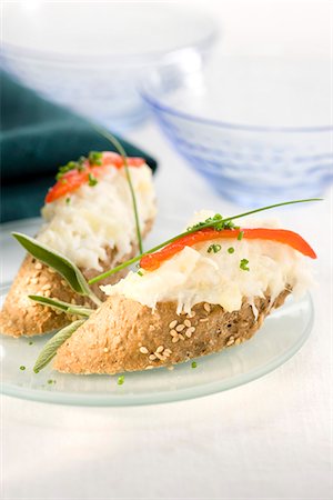 simsearch:652-03802583,k - Creamy cod Brandade and red peppers on a bite-size slice of bread Foto de stock - Sin royalties Premium, Código: 652-03802638