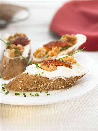 simsearch:652-03802673,k - Creamy cheese ,walnuts and dates on a bite-size slice of bread Foto de stock - Sin royalties Premium, Código: 652-03802639