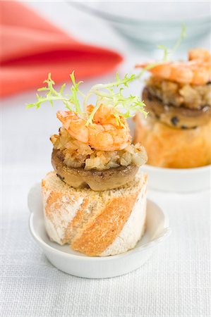 simsearch:652-03802624,k - Mushrooms,shrimp and onion on a bite-size slice of bread Foto de stock - Sin royalties Premium, Código: 652-03802631