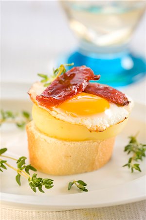 simsearch:825-05814216,k - Tranches de pommes de terre, des œufs de caille au plat et minis brochettes de Chorizo Photographie de stock - Premium Libres de Droits, Code: 652-03802661