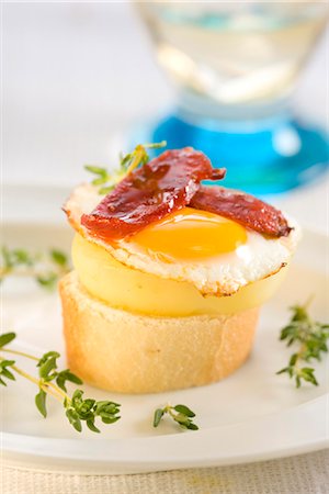 simsearch:652-03802983,k - Sliced potato,fried quail's egg and Chorizo mini skewers Foto de stock - Sin royalties Premium, Código: 652-03802661