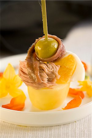 Potato,tuna,egg,anchovy and olive mini skewer Foto de stock - Sin royalties Premium, Código: 652-03802662