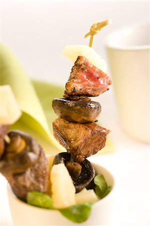 simsearch:652-03804341,k - Veal,mushroom and pineapple skewers Foto de stock - Sin royalties Premium, Código: 652-03802671