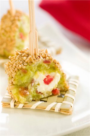 simsearch:652-03804341,k - Avocado,cheese and sesame seed skewer Foto de stock - Sin royalties Premium, Código: 652-03802673