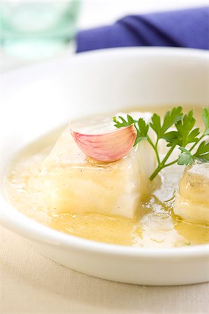 Small casserole dish of cod in garlic sauce Stock Photo - Premium Royalty-Free, Code: 652-03802702