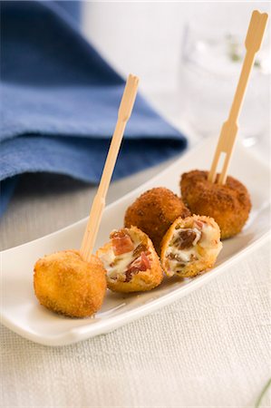 simsearch:652-03802673,k - Deep-fried cheese,raisin and ham balls Foto de stock - Sin royalties Premium, Código: 652-03802724