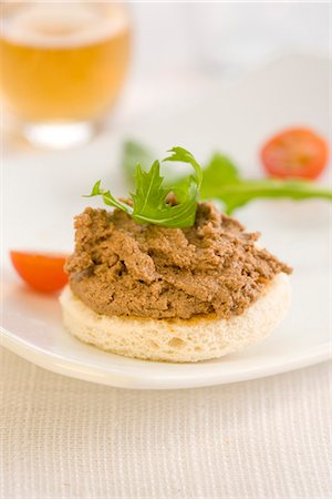 simsearch:652-03802807,k - Chicken liver and Port paté canapé Foto de stock - Sin royalties Premium, Código: 652-03802766