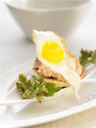 simsearch:652-03802768,k - Foie gras and fried quail's egg canapé Foto de stock - Sin royalties Premium, Código: 652-03802768