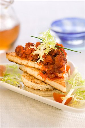 simsearch:825-05814216,k - Canapé sobrasada et miel Photographie de stock - Premium Libres de Droits, Code: 652-03802773
