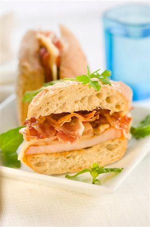 Schweinefleisch-Rückgrat, Speck und Käse-sandwich Stockbilder - Premium RF Lizenzfrei, Bildnummer: 652-03802799