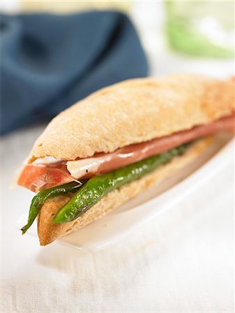 simsearch:652-03802819,k - Spanish ham and green pepper mini sandwich Foto de stock - Sin royalties Premium, Código: 652-03802815