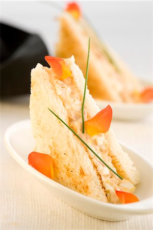 simsearch:652-03802819,k - Tuna and mayonnaise mini sandwich Foto de stock - Sin royalties Premium, Código: 652-03802810