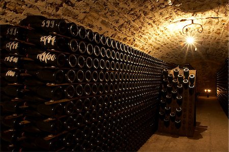 Bottles of wine in a cellar Stock Photo - Premium Royalty-Free, Code: 652-03802862