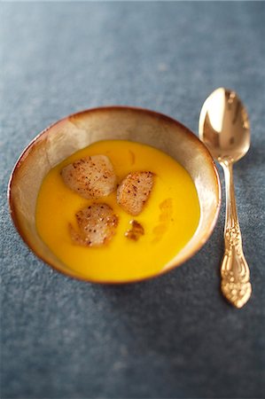 pumpkin soup - Cream of pumpkin soup with scallops Foto de stock - Sin royalties Premium, Código: 652-03802878