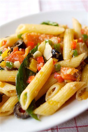 simsearch:652-03634745,k - Penne, pepper and basil fricassée Foto de stock - Sin royalties Premium, Código: 652-03802891