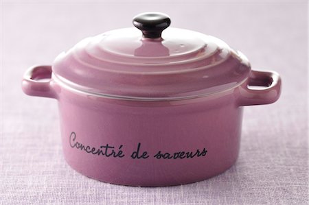 Purple casserole dish with lid and inscription Stock Photo - Premium Royalty-Free, Code: 652-03802935
