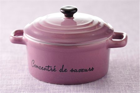 simsearch:652-03803465,k - Purple cocotte avec couvercle et inscription Photographie de stock - Premium Libres de Droits, Code: 652-03802935