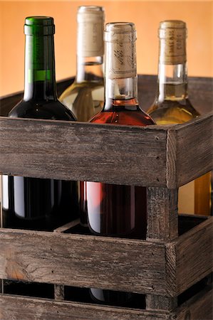 simsearch:652-06819096,k - Caisse de bouteilles de vin Photographie de stock - Premium Libres de Droits, Code: 652-03802930