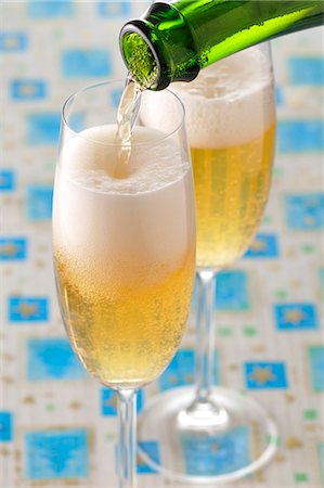 simsearch:400-05748491,k - Pouring glasses of Champagne Foto de stock - Royalty Free Premium, Número: 652-03802932