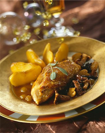 Guinea-fowl breast with mushroom sauce,caramelized apples and mixed mushrooms Stock Photo - Premium Royalty-Free, Code: 652-03802984