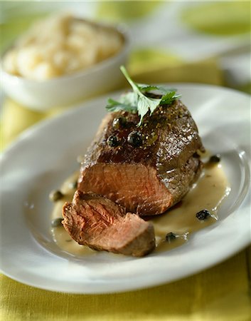 Steak d'autruche épais avec sauce au poivre Photographie de stock - Premium Libres de Droits, Code: 652-03802988