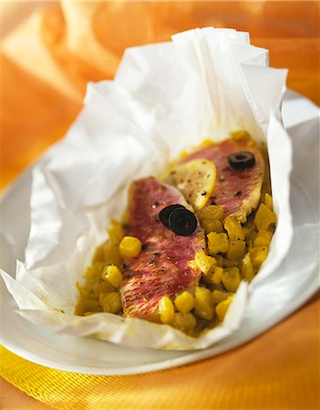 Red mullet fillets, fennel and olive cooked in greaseproof paper Stock Photo - Premium Royalty-Free, Code: 652-03802989