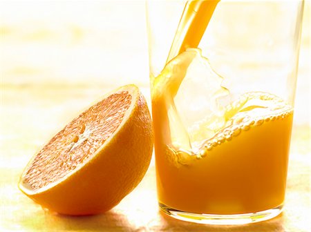 simsearch:825-06048586,k - Pouring a glass of orange juice Foto de stock - Sin royalties Premium, Código: 652-03803027