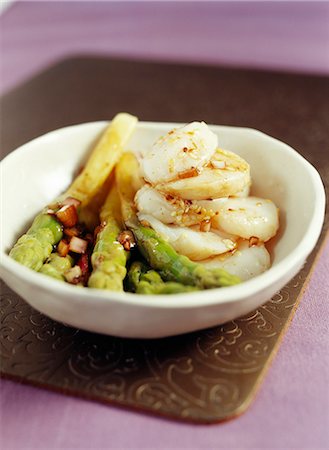 simsearch:652-03801299,k - Pan-fried scallops with with green asparagus and balsamic sauce Foto de stock - Sin royalties Premium, Código: 652-03803034