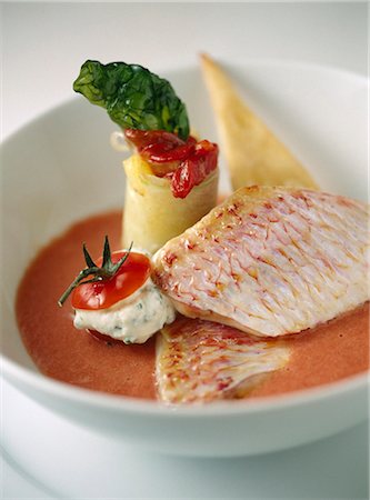 red pepper and basil - Red mullet fillet with tomato puree Stock Photo - Premium Royalty-Free, Code: 652-03803036