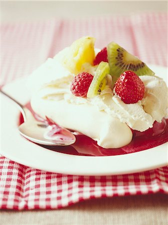 Vacherin with fresh fruit and raspberry coulis Stock Photo - Premium Royalty-Free, Code: 652-03803054